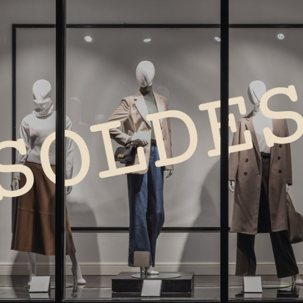 Adhésif soldes typo sérif